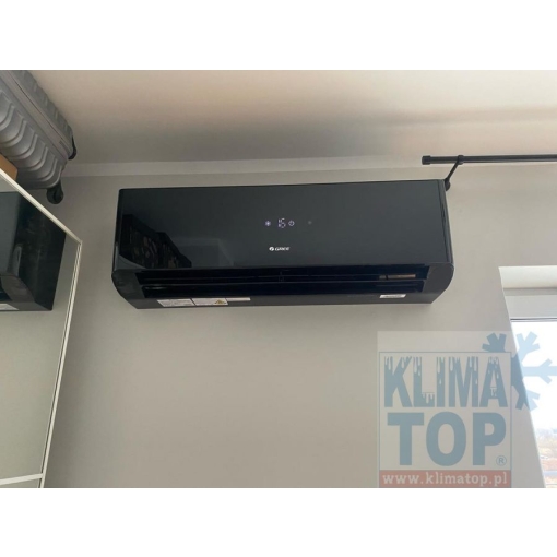 Klimatyzator ścienny Gree GWH12YC-K6 (AS12FB) AMBER STANDARD FULL BLACK - zdjęcie z montażu